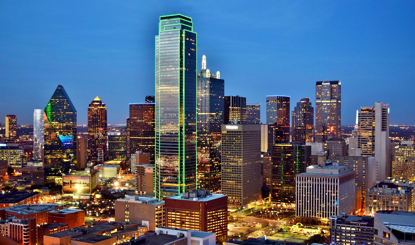 Bank of America Plaza on the Dallas skyline