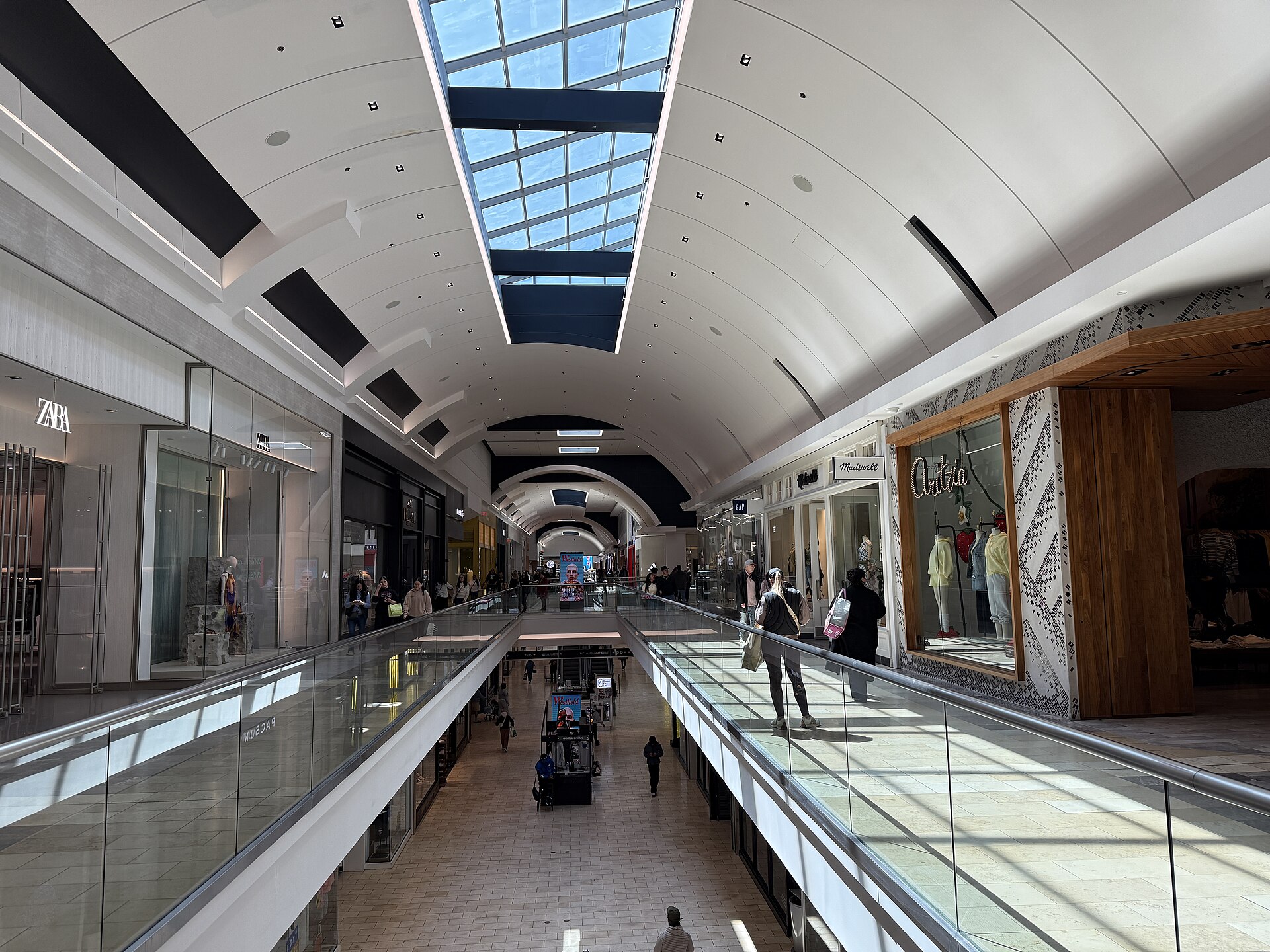Interior concourse of Westfield Garden State Plaza