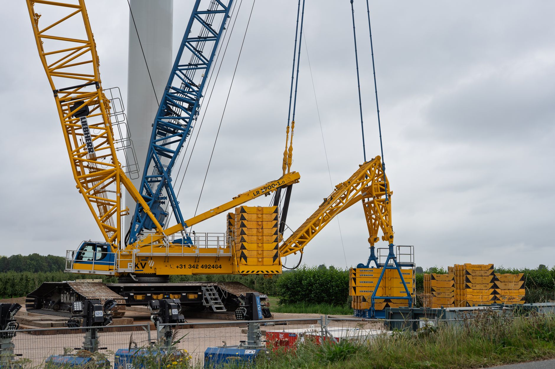 Large lattice-boom crane at work on a heavy-lift project, representative of complex rigging